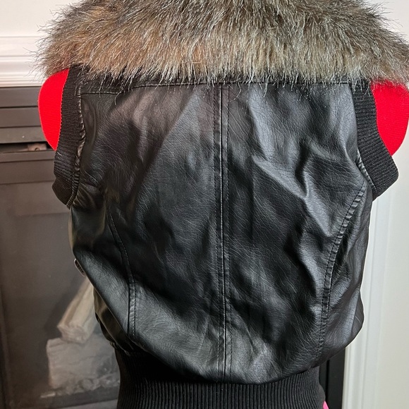 M009 NWT 🏷️ River Island fake Fur & black  leather Vest - Picture 2 of 4